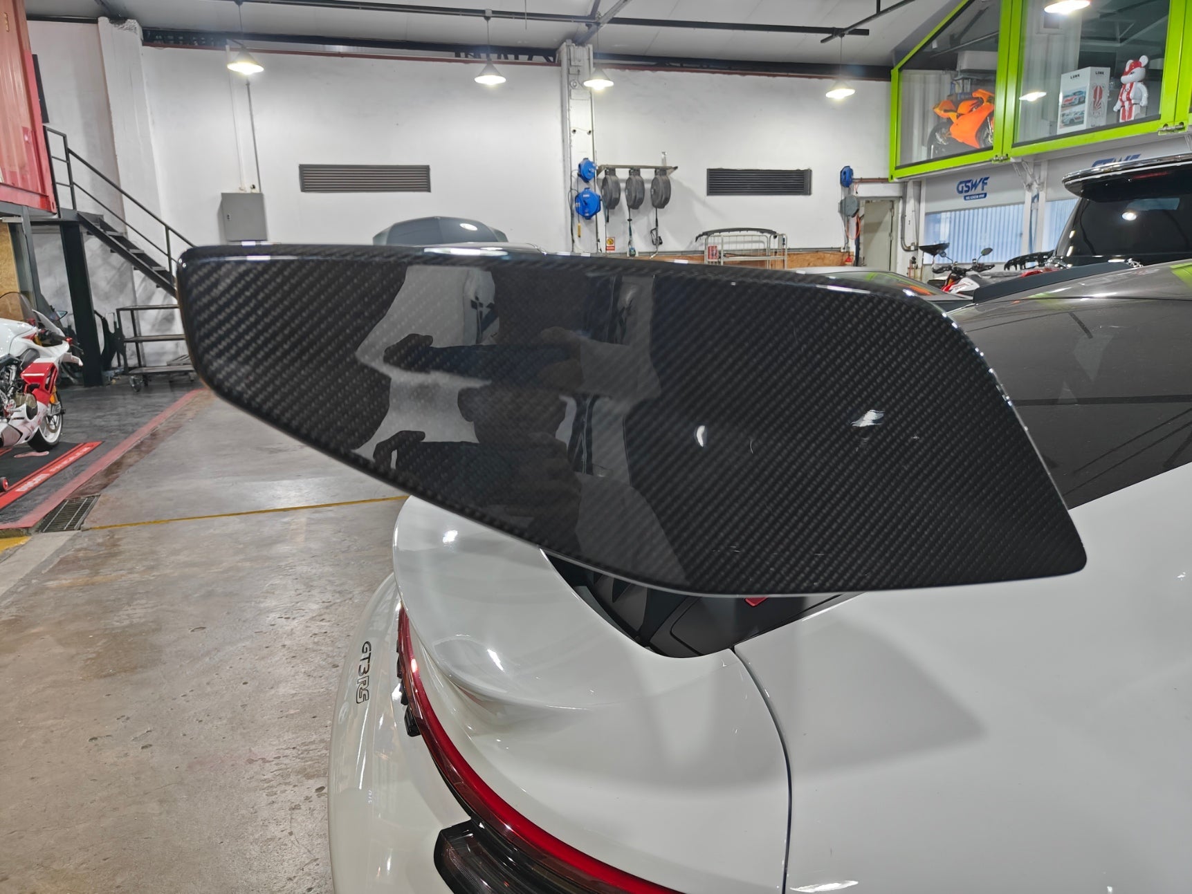 Porsche 911 992.1 GT3RS 2023 2024 2025 with Aftermarket Parts - Rear Wing End Plate Carbon Fiber from Aero Republic