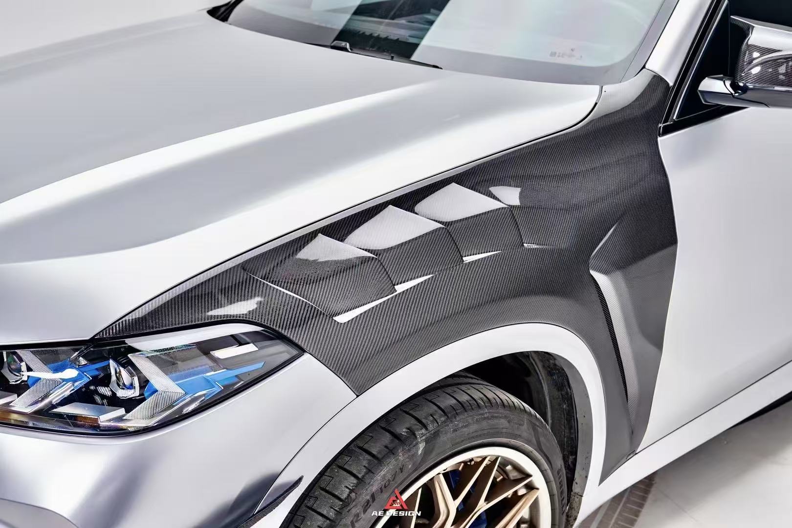 BMW X5 G05 M50i X/S Drive 40i (with M-Package) (Fits Both Pre-LCI & LCI) 2019 2020 2021 2022 2023 2024 &?X5M X5MC F95 (Fits Both Pre-LCI & LCI) 2020 2021 2022 2023 2024?with Aftermarket Parts - AE Front Fenders Pre-Preg Carbon Fiber?from ArmorExtend