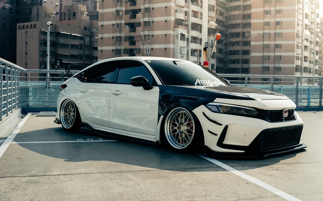 Honda Civic Type-R FL5 2023 2024 with Aftermarket Parts - Front Fenders Pre-preg Carbon Fiber / FRP from CMST Tuning