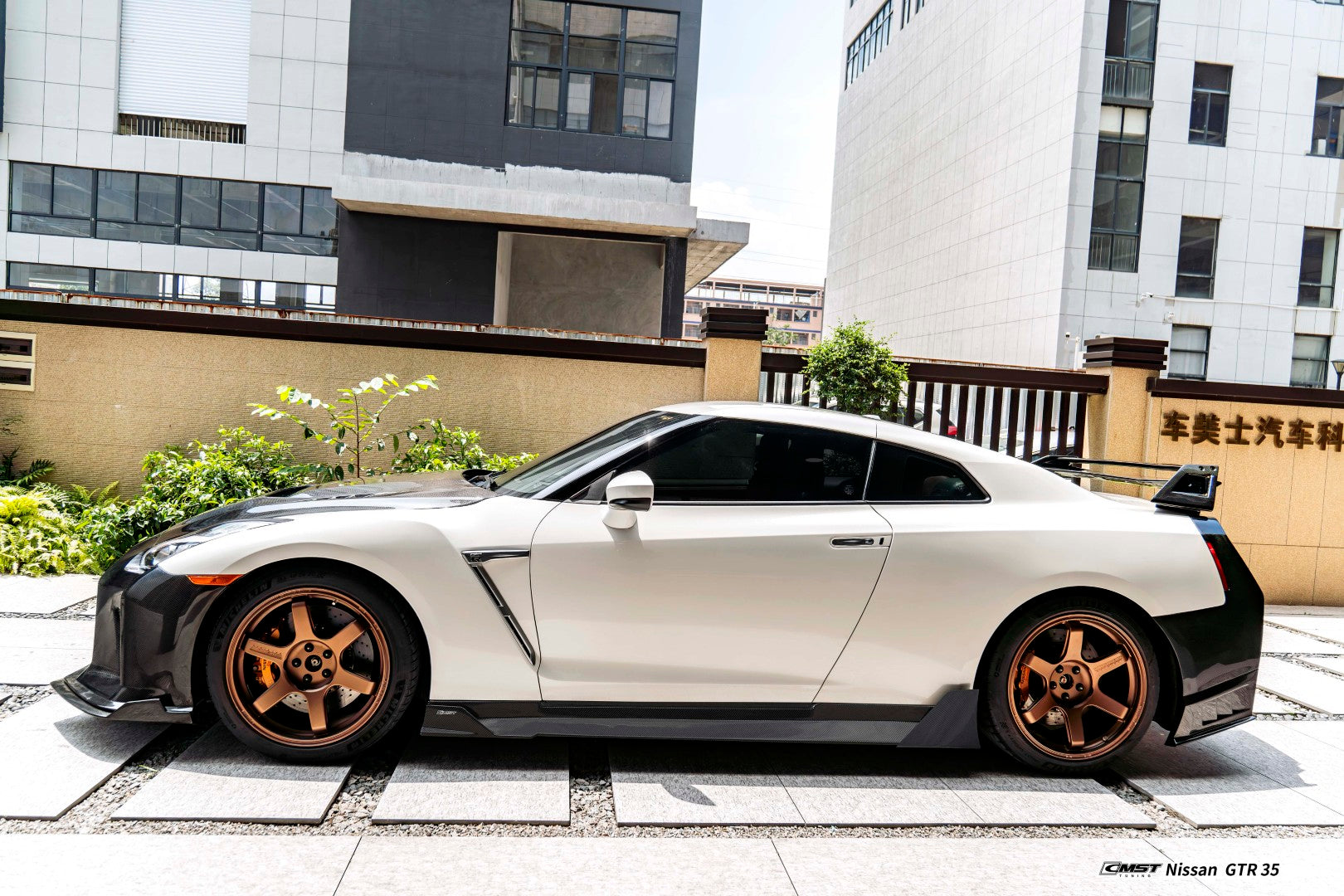 Nissan GTR R35 CBA DBA EBA 2008 2009 2010 2011 2012 2013 2014 2015 2016 with Aftermarket Parts - HORIZON Side Skirts Carbon Fiber / FRP from CMST Tuning