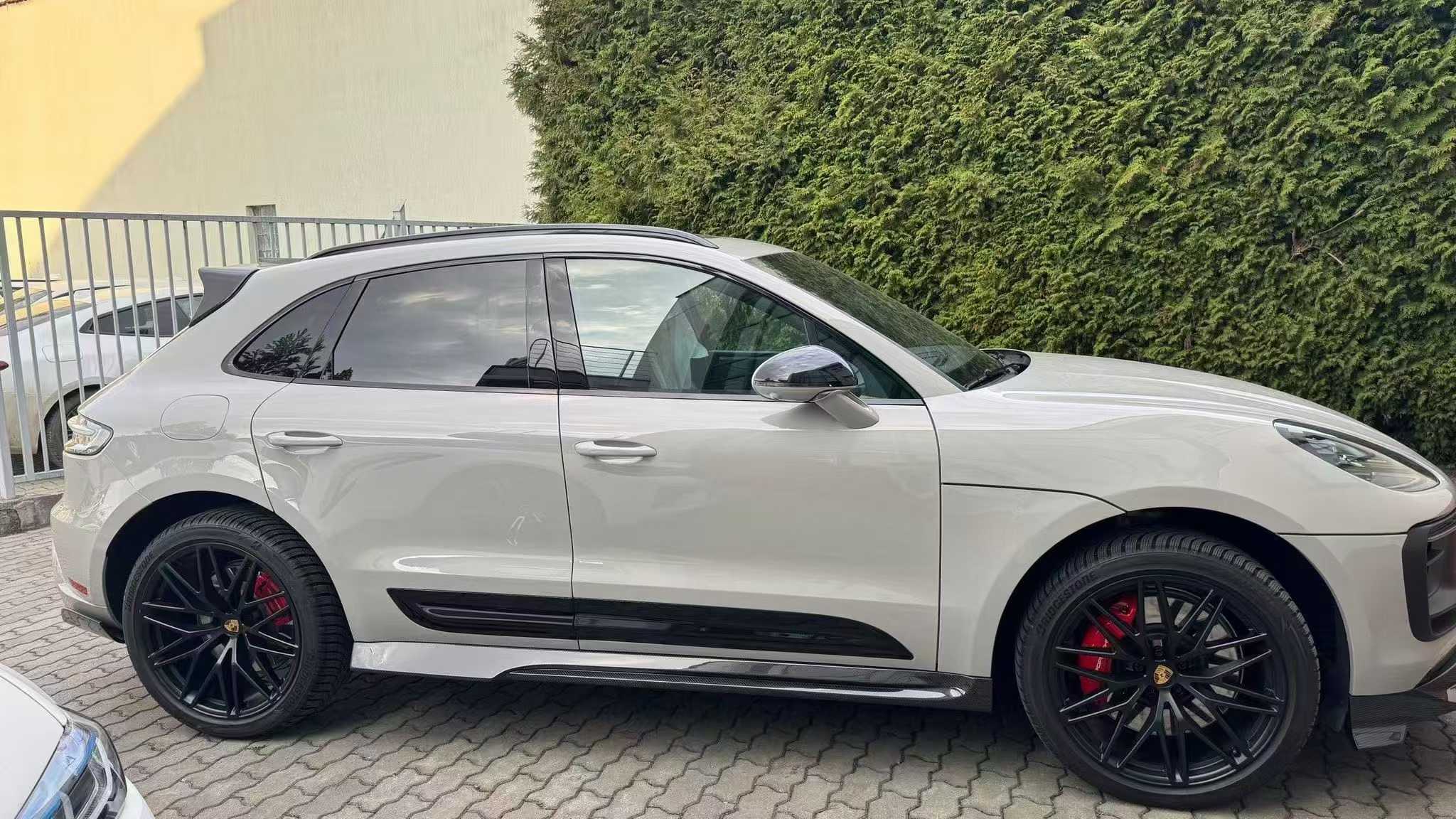 Porsche Macan 95B.3 Base/S/T 2022-2025 with Aftermarket Parts - Side Skirts Carbon Fiber / FRP from CMST Tuning