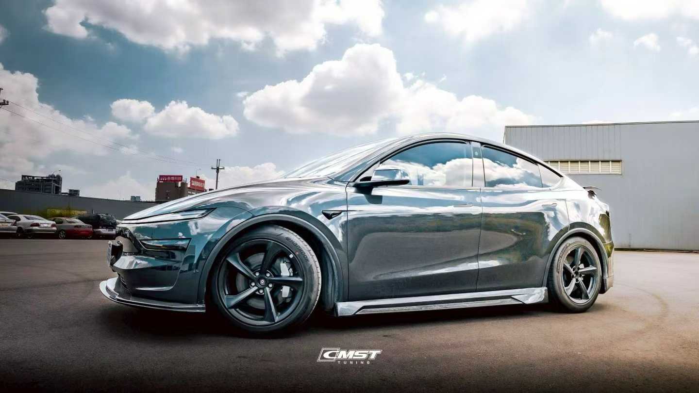 Tesla Model Y Juniper 2026-ON with Aftermarket Parts - V2 Side Skirts Carbon Fiber / FRP from CMST Tuning