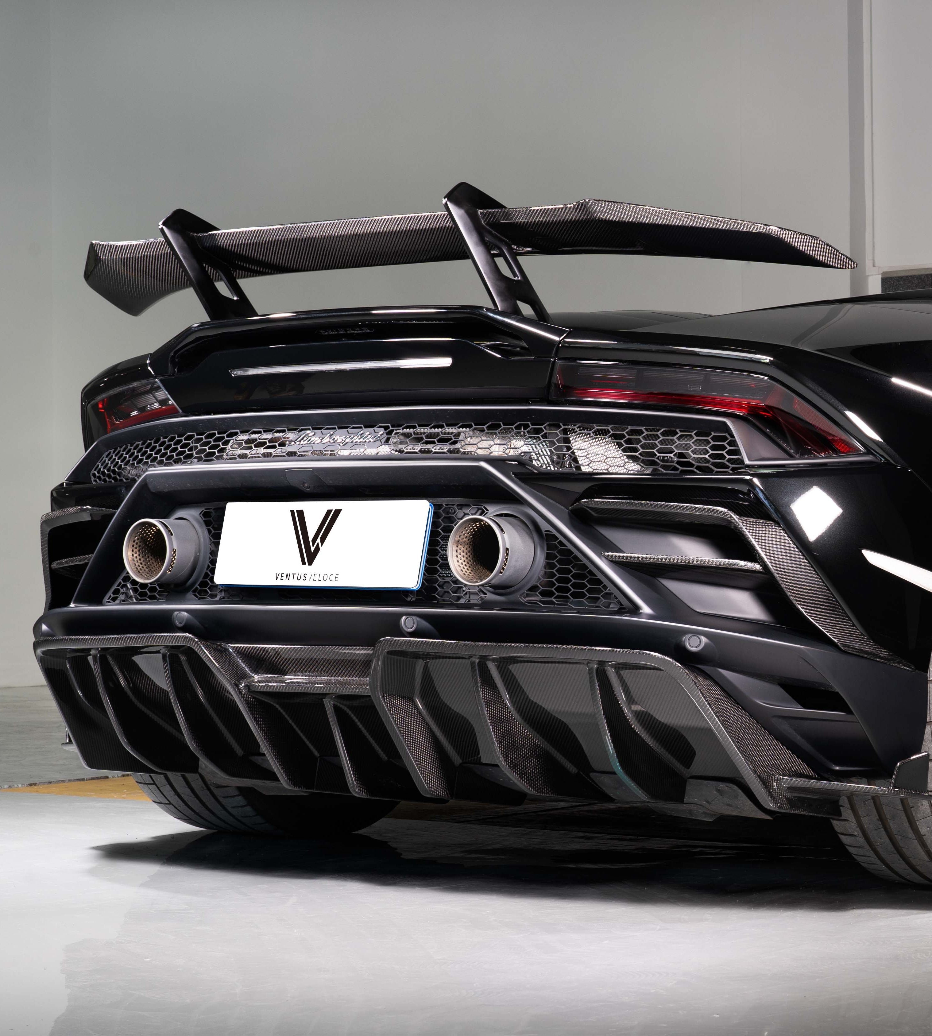 Lamborghini Huracan EVO AWD RWD 2020 2021 2022 2023 2024 with Aftermarket Parts - Rear Diffuser Dry Pre-preg Carbon Fiber from Ventus Veloce
