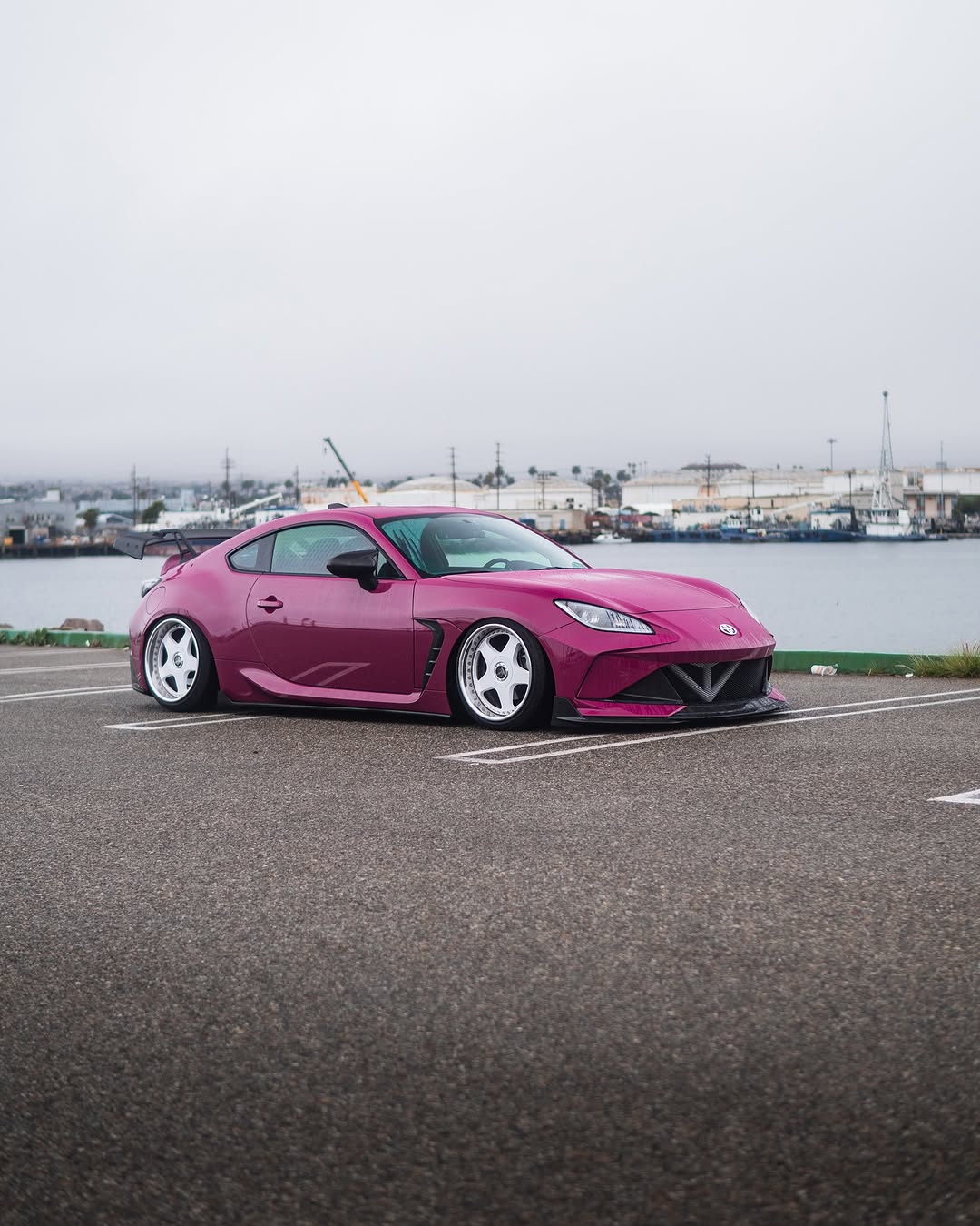 ホワイトとピンクの光沢ボディスーツ Subaru BRZ & Toyota GR86 Aftermarket Parts Robot Craftsman Front