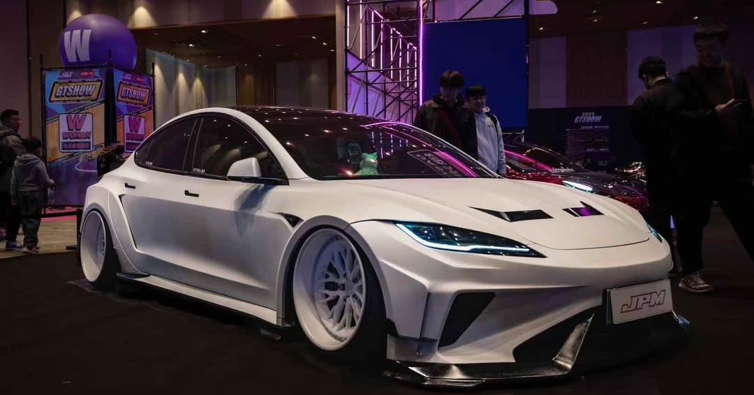Tesla Model 3 Highland / Performance 2024-ON with Aftermarket Parts - "HACKER" Wheel Arches & Side Skirts Carbon Fiber/FRP from Robot Craftsman