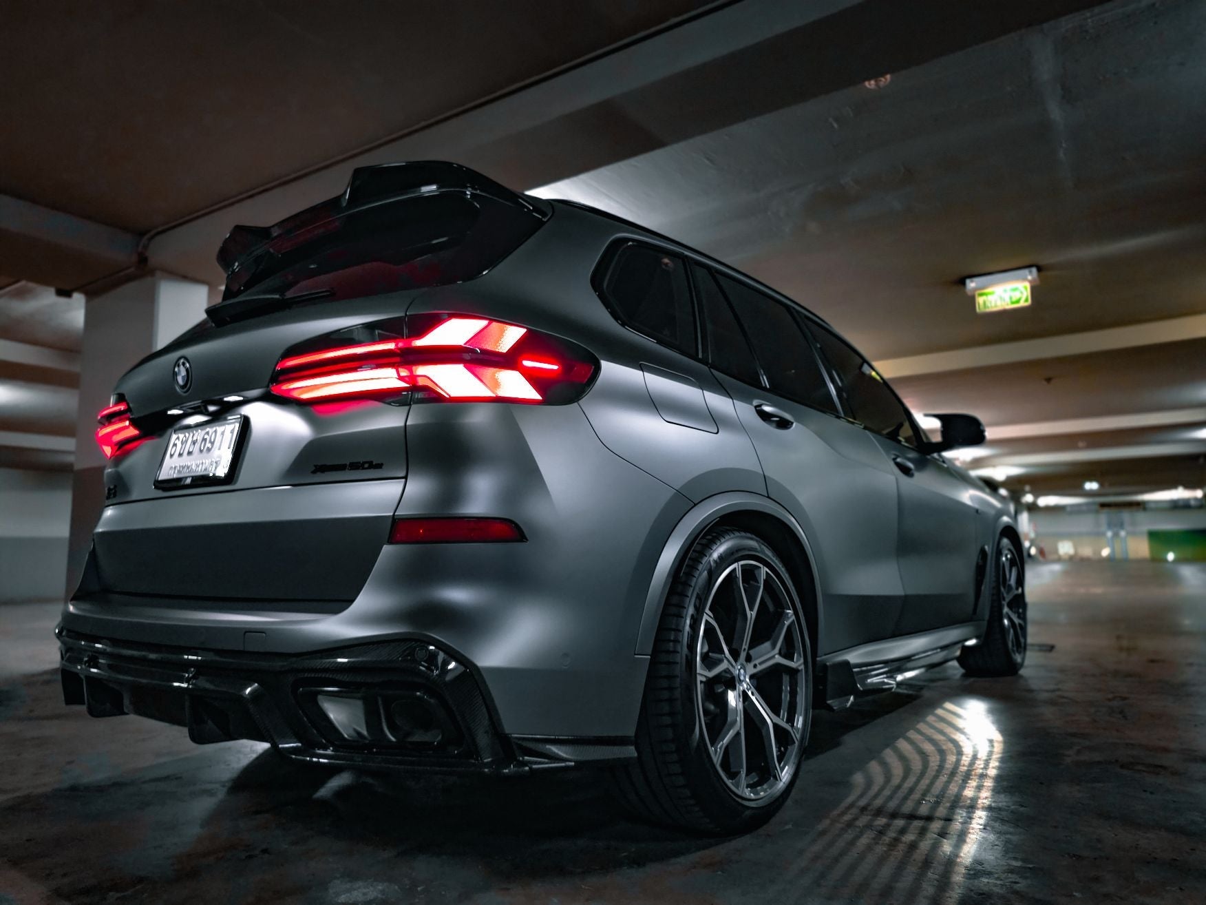 BMW X5 M60i M50i & s/x Drive 40i (With M-Package, does not fit base model) G05 (Fits Both Pre-LCI & LCI) 2019-ON with Aftermarket Parts - Pre-preg Carbon Fiber Front Fenders from TAKD Carbon