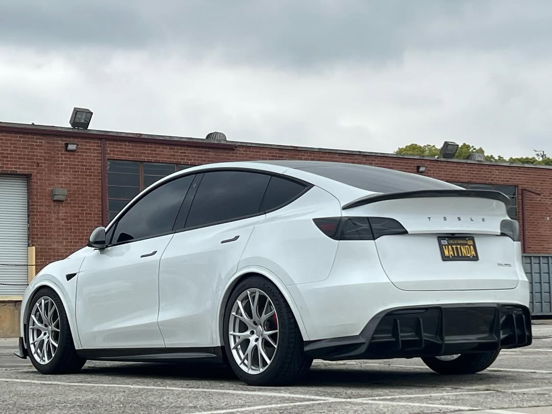 Tesla Model Y/P  2020 2021 2022 2023 2024 with Aftermarket Parts - Side Skirts Pre-preg Carbon Fiber from Ventus Veloce