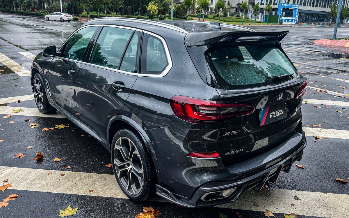 BMW X5 G05 M50i X/S Drive 40i (with M-Package) (Fits Both Pre-LCI & LCI) 2019 2020 2021 2022 2023 2024?with Aftermarket Parts - AE?Style Rear Roof Spoiler Carbon Fiber from ArmorExtend