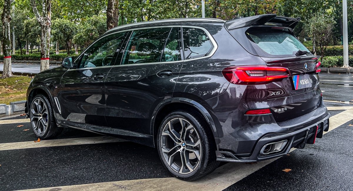 BMW X5 G05 M50i X/S Drive 40i (with M-Package) (Fits Both Pre-LCI & LCI) 2019 2020 2021 2022 2023 2024?with Aftermarket Parts - AE?Style Rear Roof Spoiler Carbon Fiber from ArmorExtend