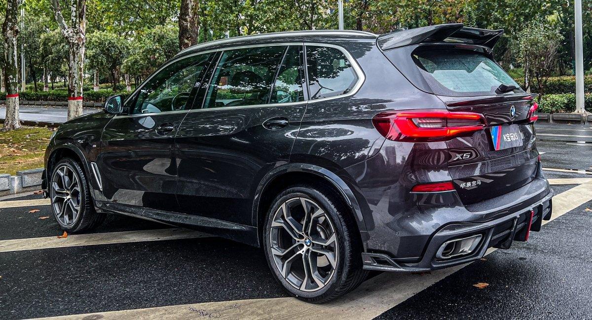 BMW X5 G05 M50i X/S Drive 40i (with M-Package) (Fits Both Pre-LCI & LCI) 2019-ON & X5M X5MC F95 (Fits Both Pre-LCI & LCI) ?2020 2021 2022 2023 2024?with Aftermarket Parts - AE Style Rear Spoiler Carbon Fiber from?ArmorExtend