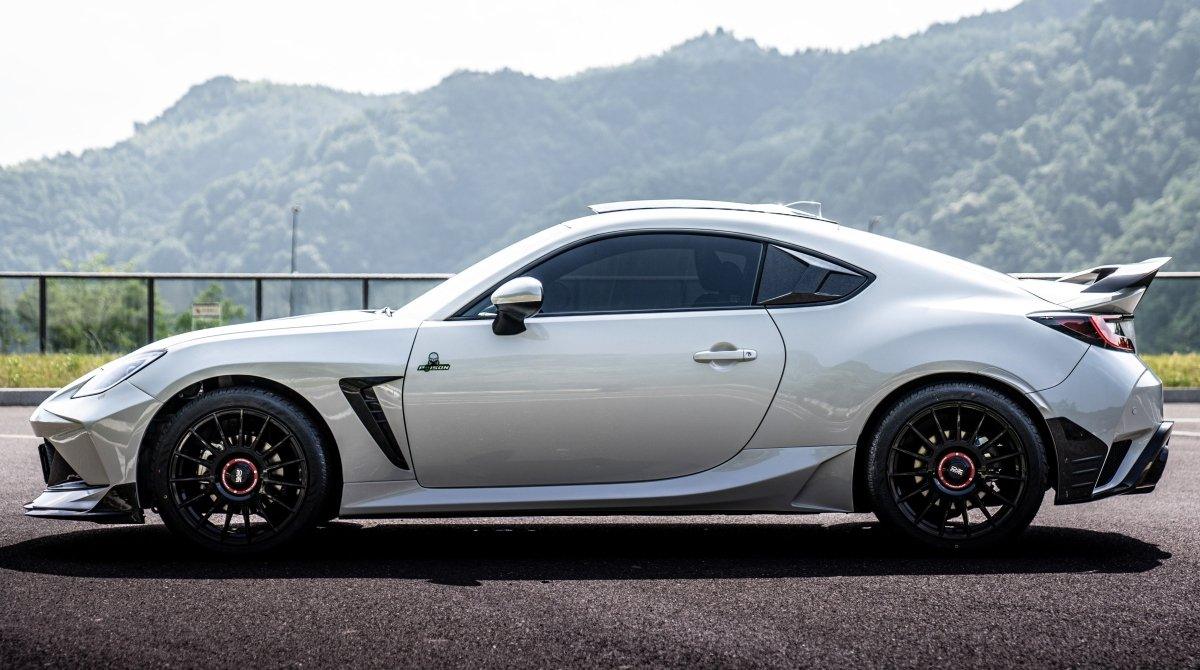 Subaru BRZ ZD8 2022 2023 2024 & Toyota GR86 ZN8 2022 2023 2024 with Aftermarket Parts - "SHINING" Narrow Body Front Fenders & Side Skirts Carbon Fiber / FRP from Robot Craftsman
