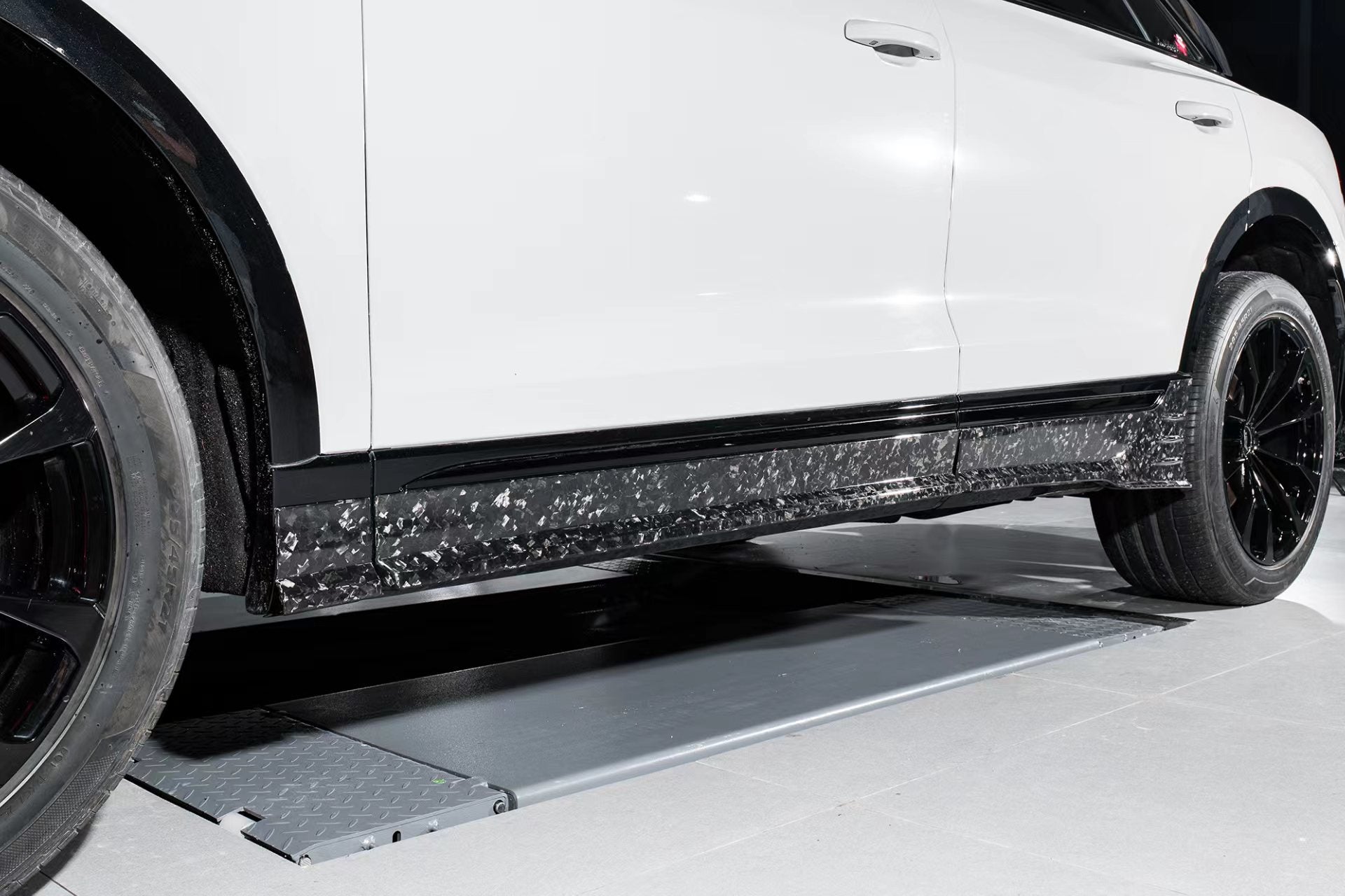 Karbel Carbon Pre-preg Carbon Fiber Side Skirts For Audi SQ8 Q8 S-line 2020-2022